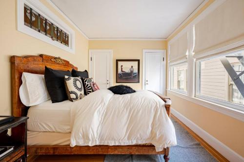a bedroom with a bed with white sheets and pillows at Nob Hill Charm in San Francisco