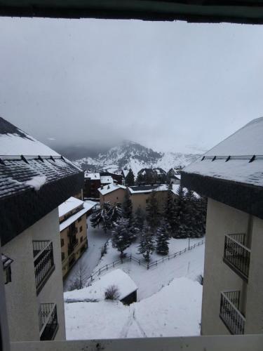 eine schneebedeckte Stadt mit Gebäuden und Bäumen in der Unterkunft Apartamento en Formigal - Parking Privado Incluido in Formigal