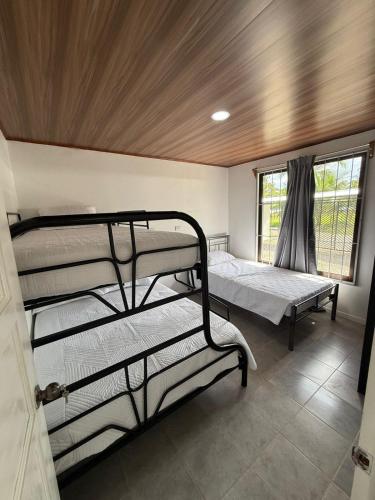 Giường trong phòng chung tại Casa Zafiro 2 bdr beach house AC WIFI BBQ