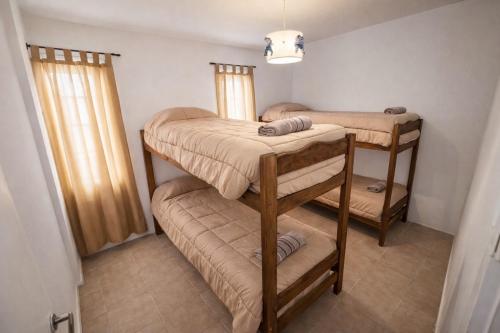 een kleine kamer met 2 stapelbedden bij Hostel Valle Grande in San Rafael