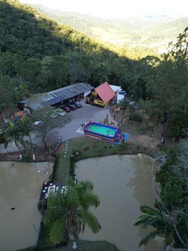 Phong cảnh thiên nhiên gần nhà gỗ