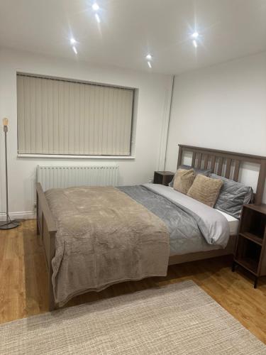 Giường trong phòng chung tại Double bedroom bungalow near Birmingham Airport, NEC & Town centres in Solihull