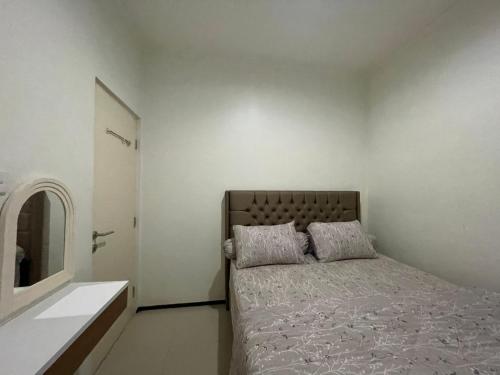 Ein Bett oder Betten in einem Zimmer der Unterkunft Villa 3 Bedroom Padma Huis Rancamaya