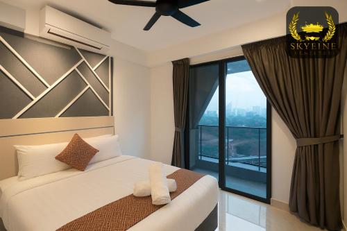 een slaapkamer met een bed en een groot raam bij The Colony Skyline Suites KLCC in Kuala Lumpur