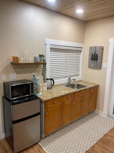a kitchen with a sink and a microwave at Cozy Cedar Nook in Hope