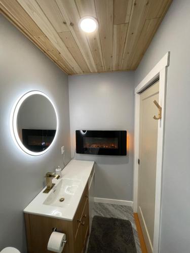 a bathroom with a sink and a mirror at Cozy Cedar Nook in Hope