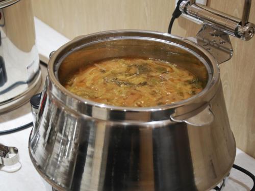 una pentola di zuppa seduta sopra un fornello di 구미 더혜밀호텔 a Gumi