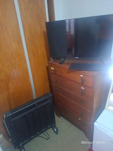 een tv op een dressoir in een kamer bij Oasis Paradise in Picton