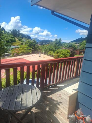 eine Holzterrasse mit einer Bank und Aussicht in der Unterkunft Oasis Paradise in Picton