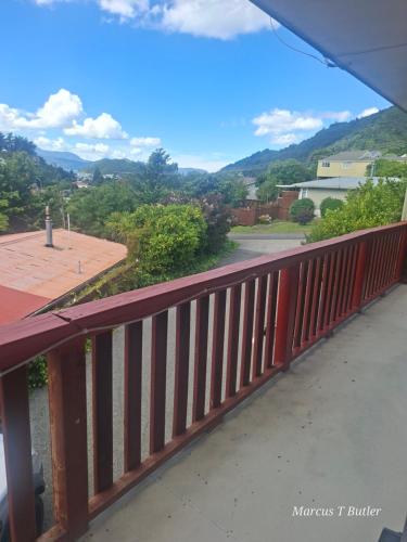ein Balkon mit Blick auf eine Straße und Berge in der Unterkunft Oasis Paradise in Picton