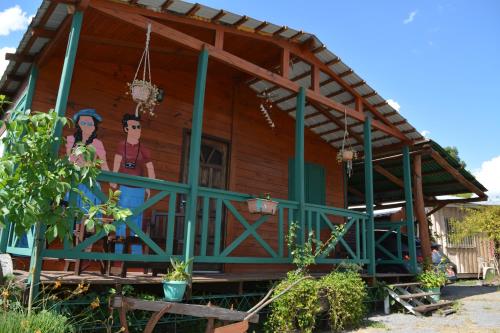 une maison avec deux femmes peintes sur sa façade dans l'établissement Orejano, à Mercedes