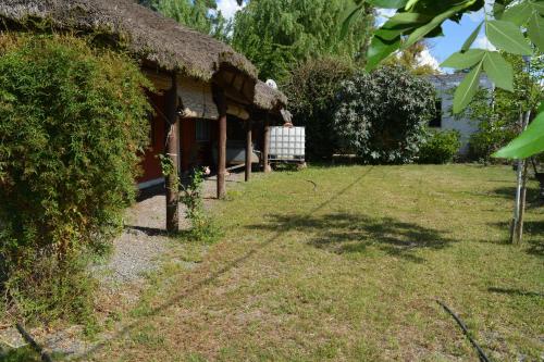 une maison avec un toit en gazon et une cour dans l'établissement Orejano, à Mercedes
