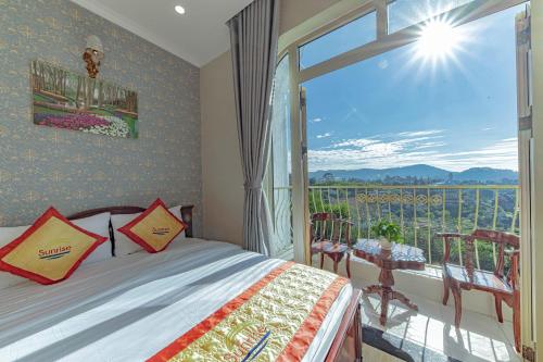 En eller flere senge i et værelse på Khách Sạn Sunrise Đà Lạt