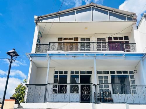 a white building with a balcony and a street light at Casa Nobsa ArteSana in Nobsa
