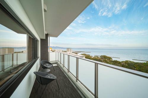 un balcon avec vue sur l'océan dans l'établissement Apartment Hotel YAEZAKI, à Wada