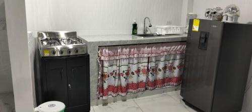 eine Küche mit Herd und Spüle in der Unterkunft Casa Doña Blanca in Guaduas