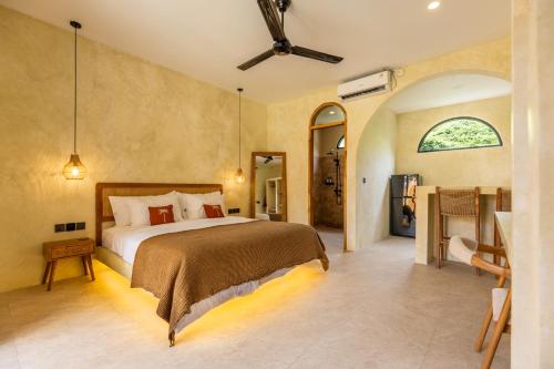 een slaapkamer met een groot bed in een kamer bij Terracota Villas in Kuta Lombok