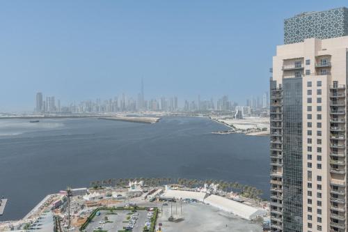 Free housekeeping visits during your stay - StayShort - 2 BR Apartment with Water Views in Dubai Creek Harbour