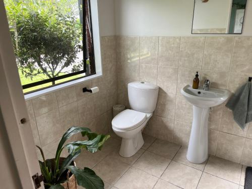 Et badeværelse på The Lighthouse - Stunning Sun Filled Home