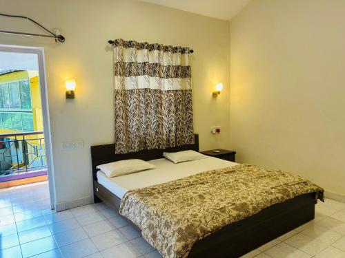 En eller flere senge i et værelse på Candolim beach apartment goa