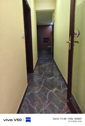 un couloir vide avec du carrelage et une porte dans l'établissement Havemore home stay, à Solan