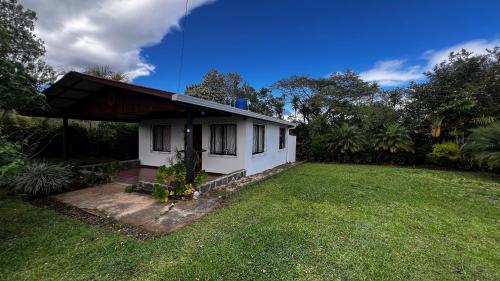 En have udenfor Casa Vegas Panoramic Views near Monteverde