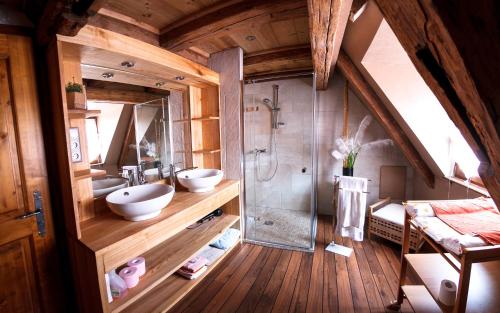 Un baño con dos lavabos y una ducha. en Maison de la Fraternité, en Ribeauvillé