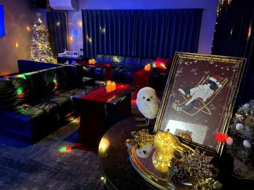 un soggiorno con un albero di Natale e uno specchio di 貸切宿さうなす a Nasushiobara