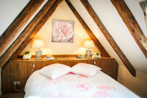 Un dormitorio con una cama blanca con dos lámparas. en Maison de la Fraternité, en Ribeauvillé