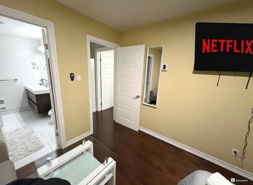 een badkamer met een bord met Netflix op de muur bij Chapman H in Toronto