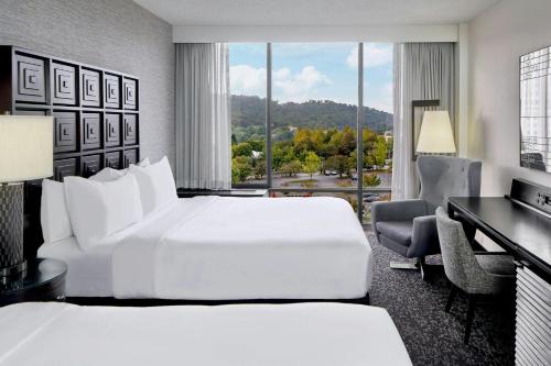 Giường trong phòng chung tại Renaissance Asheville Downtown Hotel