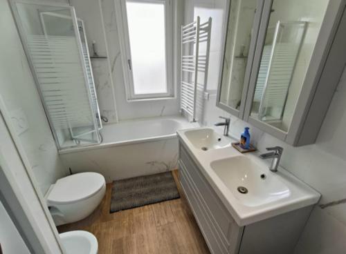 un bagno bianco con lavandino e WC di Roby' s house a Viterbo