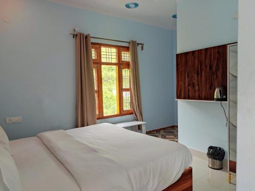 Postel nebo postele na pokoji v ubytování TSR Inn By Xplore Mantra Hotel and Cafe, Nagtibba