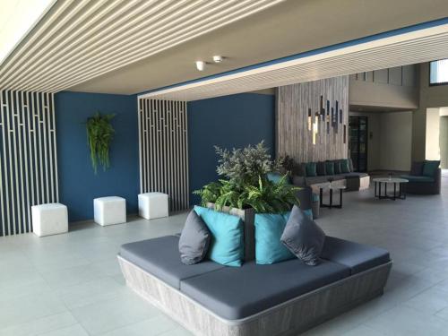 a living room with a couch with blue walls at LPN Cha-am Beachfront Wifi 10 meters to beach 1BR ติดทะเล in Cha Am