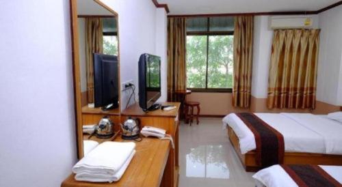 Giường trong phòng chung tại PC Palace Hotel