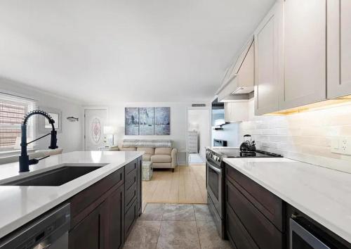 eine Küche mit Spüle und Arbeitsplatte in der Unterkunft Newly Renovated LBI Home 4 Houses to the Beach in Long Beach
