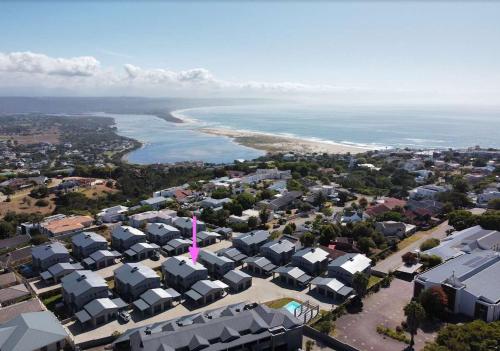 een luchtzicht op een stad met huizen en de oceaan bij Langdown Loft - Central 3BD Townhouse in Plettenbergbaai