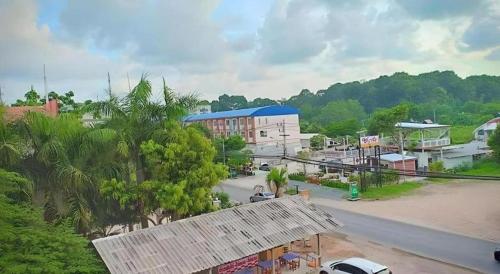 una vista aerea di una città con un edificio e una strada di Wangmaewmeo a Ban Nong Sanom