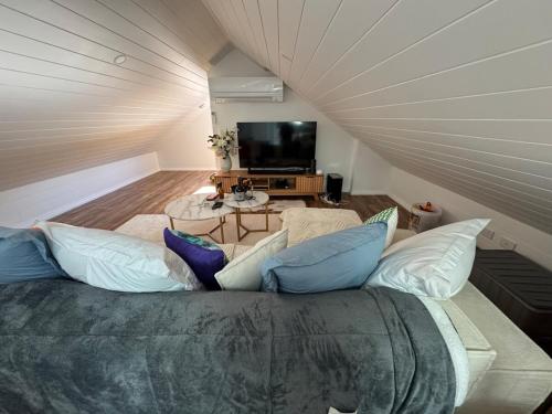 een woonkamer met een groot bed met kussens bij Brigidas Guest House in Bairnsdale