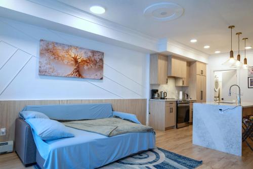 Køkken eller tekøkken på Family Modern 1BR and Den Condo - Apartment with City View, Downtown, Balcony, Free Parking & In-Suite Laundry!