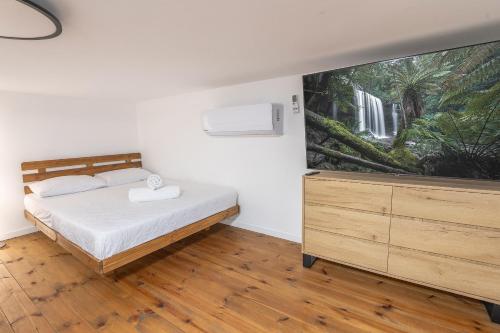 En eller flere senge i et værelse på The Margalit Suite - Gesher Haziv