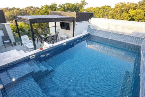 Margalit Luxury Beach Suite - Private Heated Pool, Jacuzzi, Sauna & BBQ Gesher HaZiw