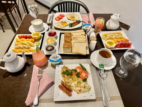 een tafel met borden ontbijt erop bij HMC Lesiure House Dondra in Dondra North