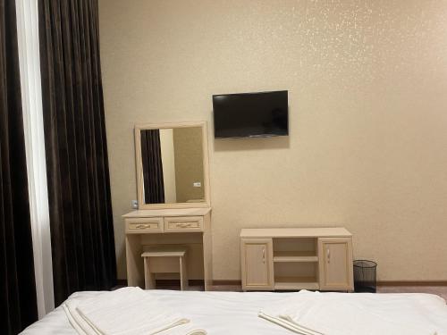 TV a/nebo společenská místnost v ubytování Violet Hotel