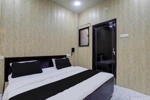 En eller flere senge i et værelse på Hotel O Sky Guest House