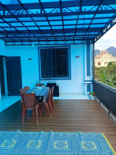 eine Terrasse mit Tisch und Stühlen auf einem Deck in der Unterkunft datanithanh homestay Mộc châu in Làng Môn