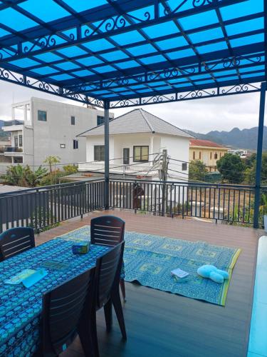 eine Terrasse mit Tisch und Stühlen auf einem Balkon in der Unterkunft datanithanh homestay Mộc châu in Làng Môn