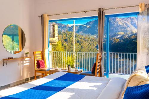 Postel nebo postele na pokoji v ubytování Hidden Lake By Vista Stays