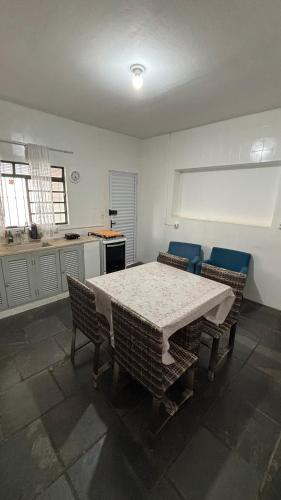 a room with a table and chairs and a kitchen at Casa com 3 quartos in Itu