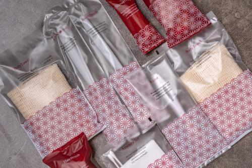 Eine Gruppe geöffneter Geschenke lag auf dem Boden. in der Unterkunft tango resort ragura kitsu bettei in Kyōtango